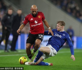 阿玛德禁区倒地，投诉对方拉拽球衣，裁判没有给点球