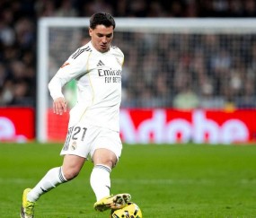 西甲榜首易主！皇马4-1大胜登顶，巴萨1-2爆冷失利，争冠悬念再度升级