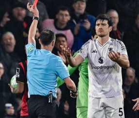 强行制造争五悬念？曼联队长不满：同样犯规不同判罚尺度